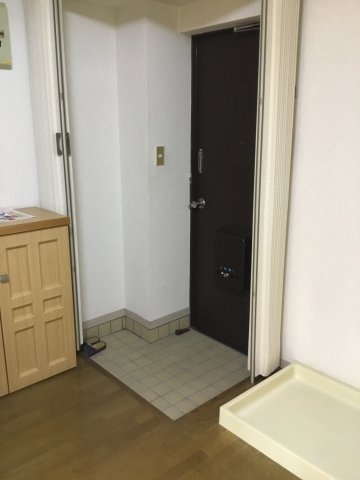 玄関　玄関には仕切りがあります！（写真は別部屋です）