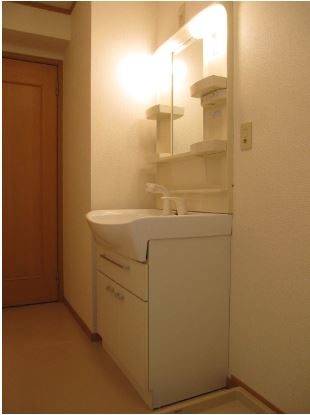 洗面設備　同一物件別部屋の写真になります。