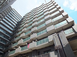 調布市布田のマンションの建物外観