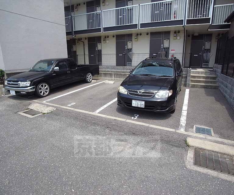 【長岡京市調子のマンションの駐車場】