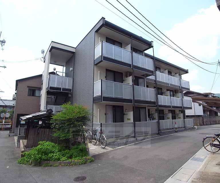 長岡京市調子のマンションの建物外観