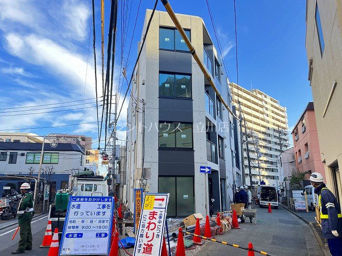 【立川市曙町のマンションの建物外観】