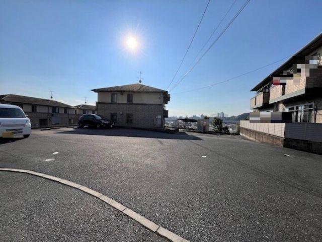 【安芸郡府中町城ケ丘のアパートの駐車場】