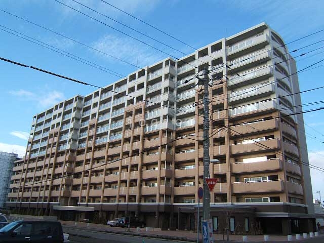 旭川市宮下通のマンションの建物外観