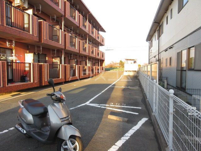 【豊橋市若松町のマンションの駐車場】