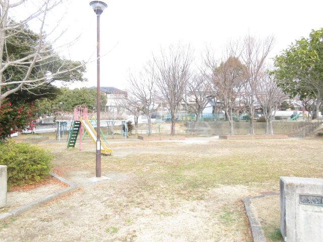 【豊橋市若松町のマンションの公園】