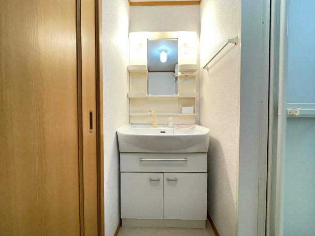 洗面設備　広く使える洗面です