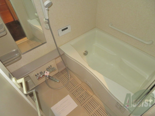 バス・シャワールーム　お風呂わ足もゆったりとできる空間になります。