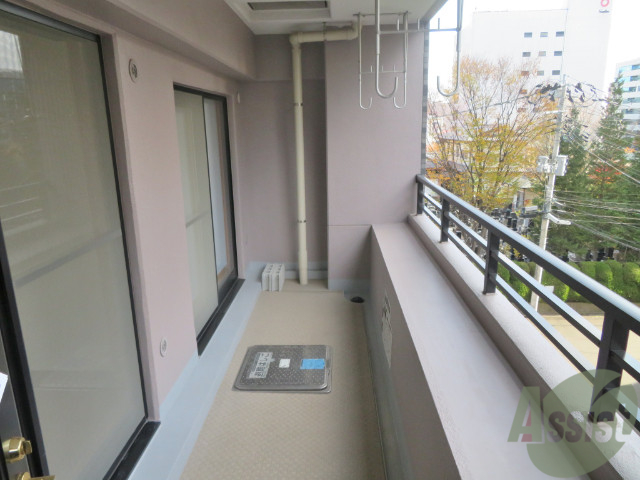 バルコニー　とても広いリビングで、洗濯物もたくさん干せますね。