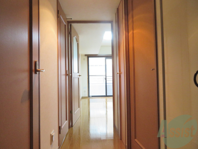 玄関　広々とした、廊下で、画像でも広さが伝わります。