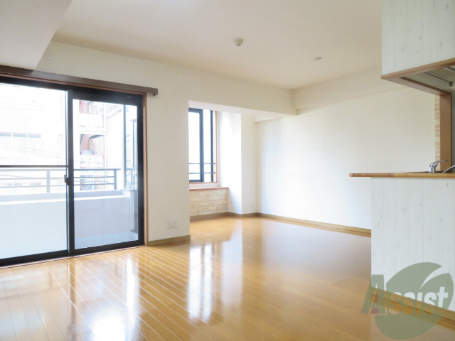 居室・リビング　とてもきれいな内装で、広々としているリビングでございます。