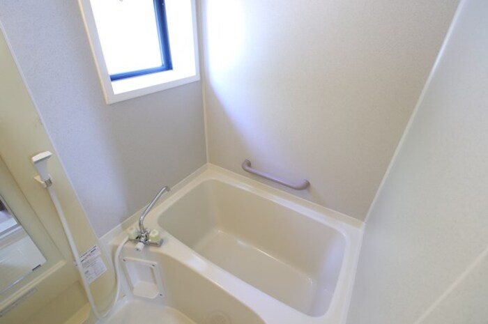 バス・シャワールーム　換気のしやすい窓付きのお風呂。