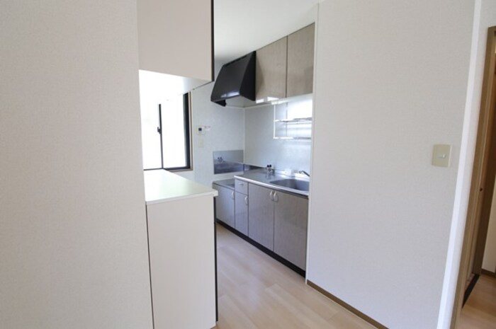 キッチン　窓付きの明るいキッチン。