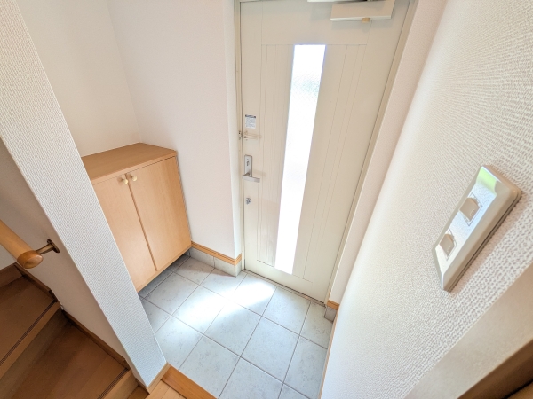 玄関　明るい玄関が迎えてくれます。