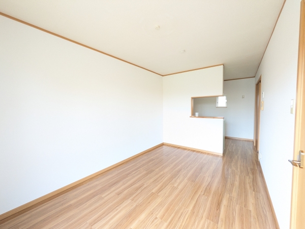 居室・リビング　床がブラウンで落ち着いた雰囲気です。