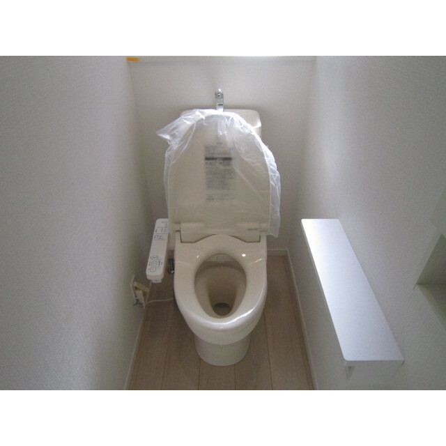 トイレ　落ち着いた色調のトイレです