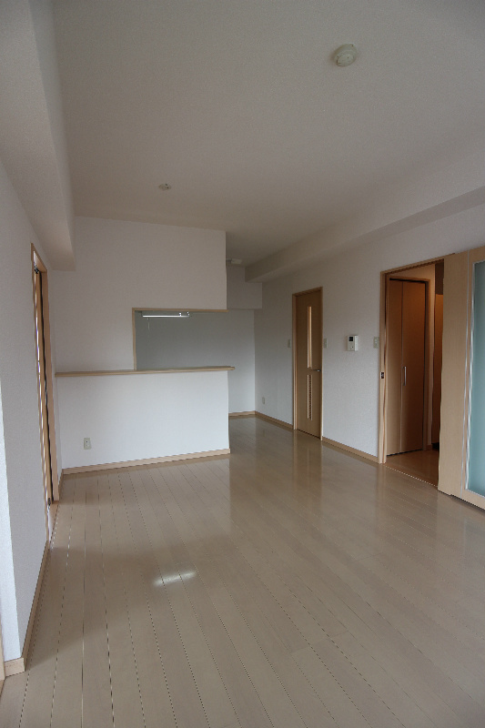 居室・リビング　同じ物件の別号室の写真です。ご参考下さい。