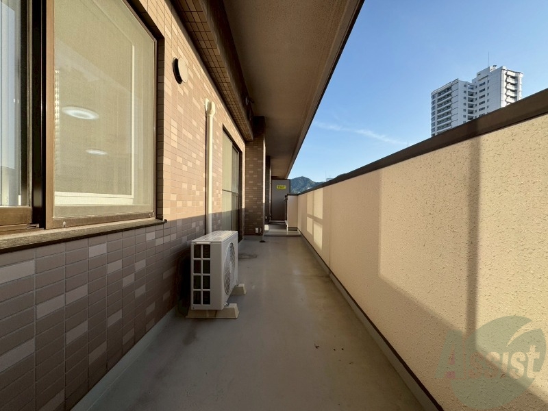 バルコニー　バルコニーは幅があり、広い印象を受けました。