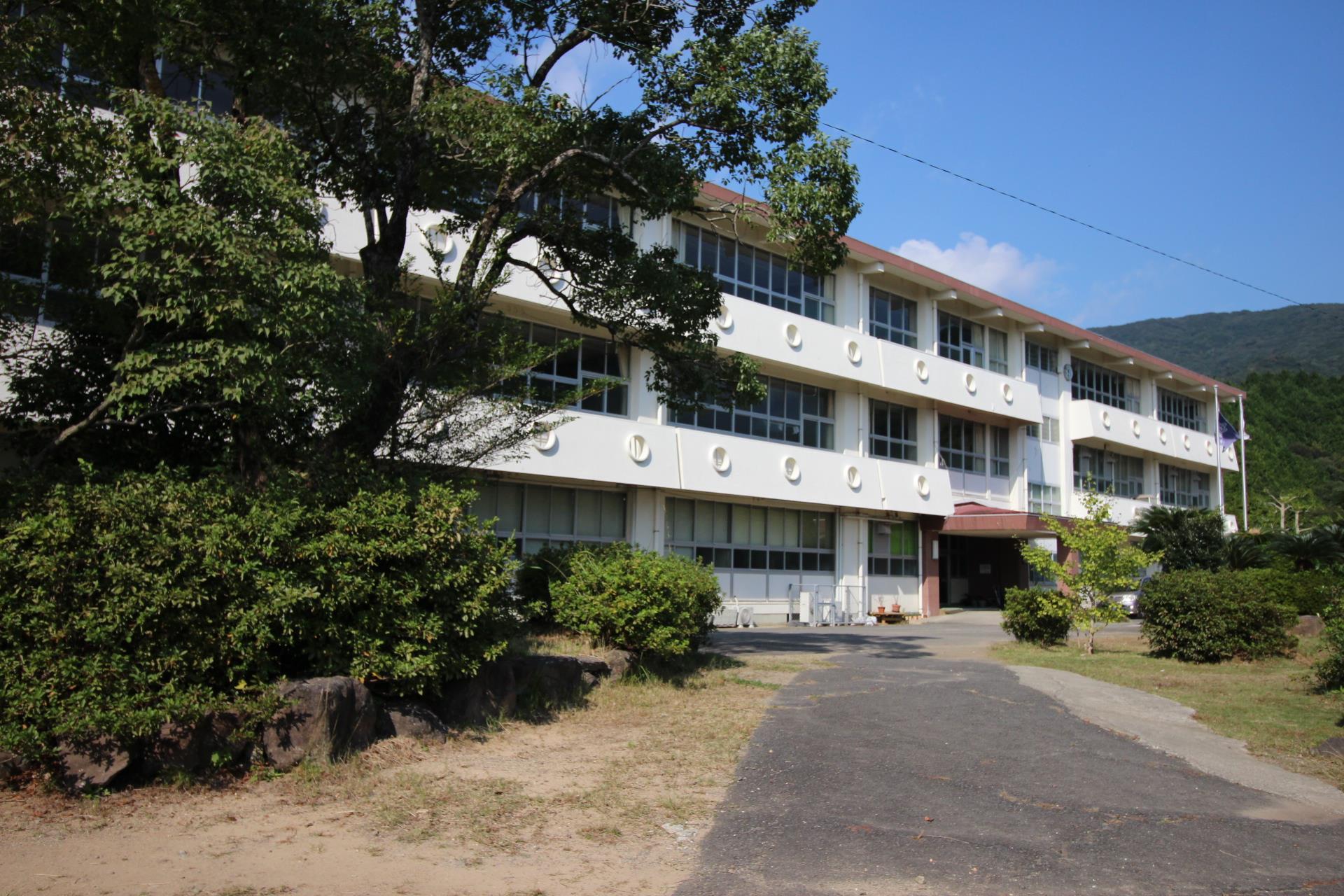 中学校　長与中学校（中学校）まで1800m