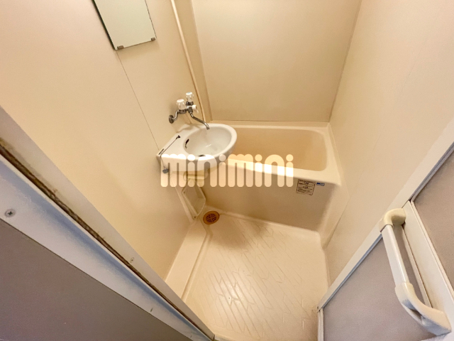 バス・シャワールーム　洗面が付いたタイプの浴槽です。