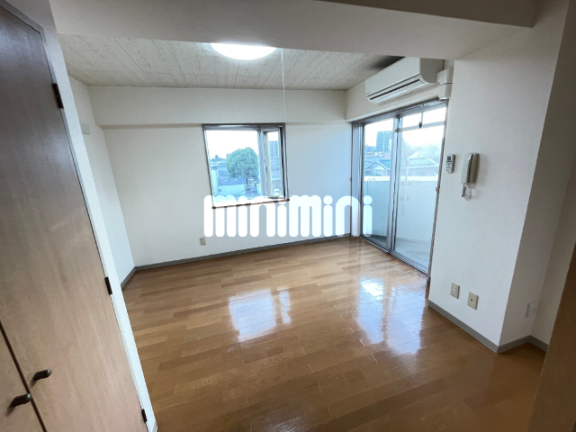 居室・リビング　８帖の洋室です。