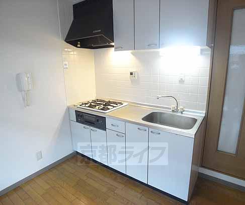 キッチン　３口コンロ付きのシステムキッチンです