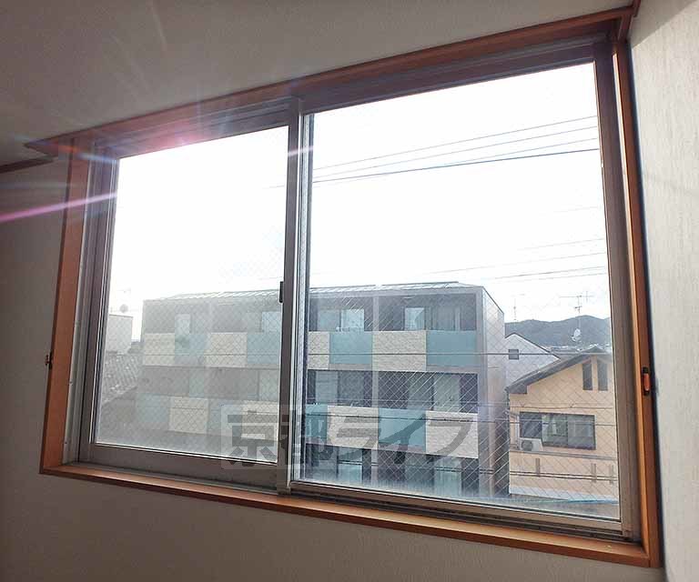 バルコニー　大きな窓が特徴です。光が神々しく差し込みます。