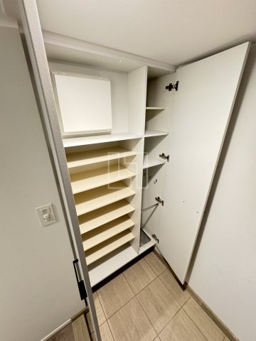 収納　レジュールアッシュ谷町四丁目グランクラス　シューズボックス