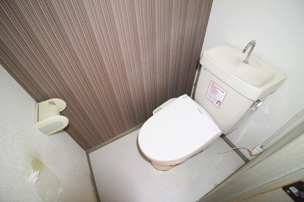 トイレ　温水洗浄便座で快適にお使いいただけます♪