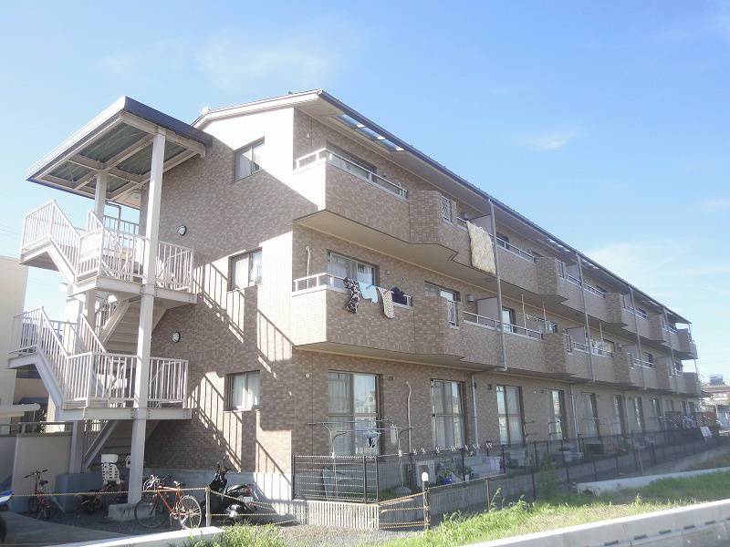 建物外観　RC造のコンクリートマンション