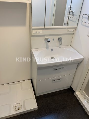 洗面設備　ゆったりとスペースのある洗面所