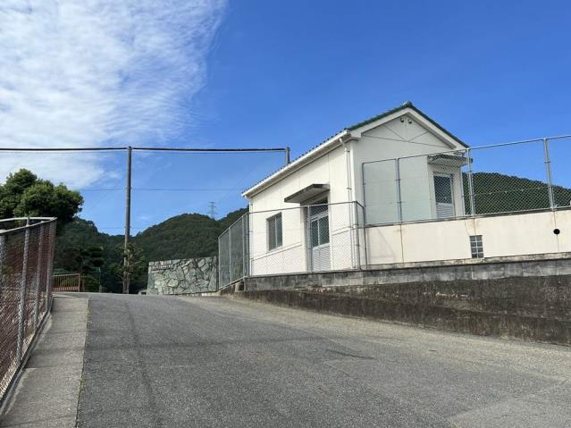 小学校　岡山市立御津南小学校（小学校）まで706m