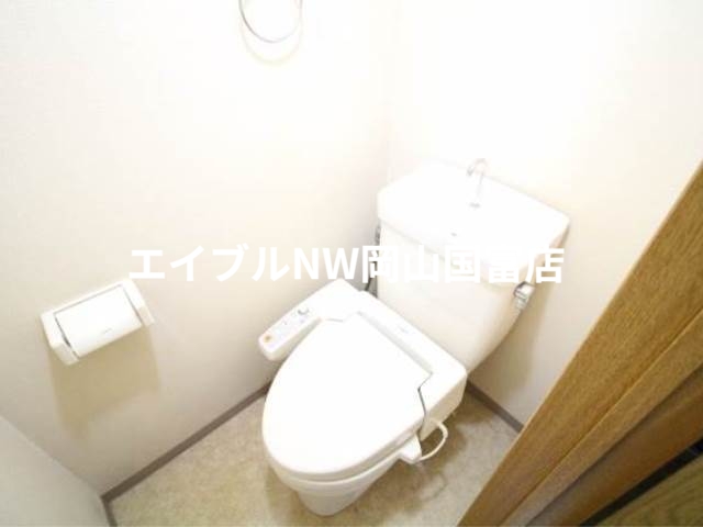 トイレ　別のお部屋の写真です。実際とは異なります。