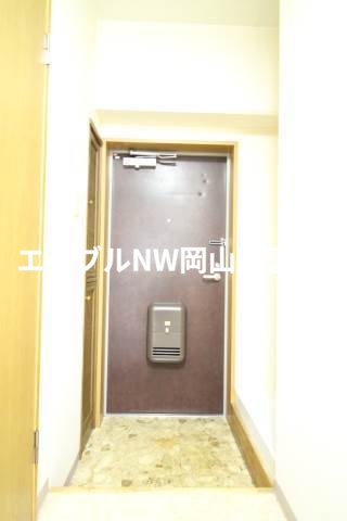 玄関　別のお部屋の写真です。実際とは異なります。