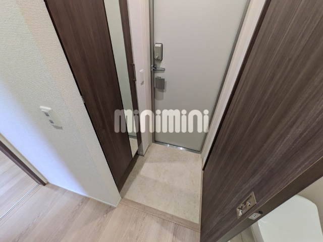 玄関　隣のＷ棟流用写真です。