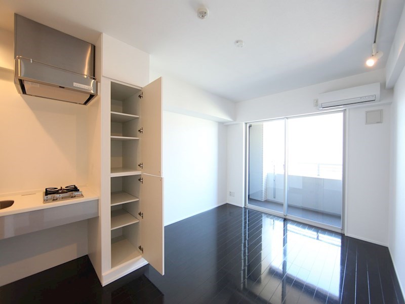 居室・リビング　洋室9.4帖　エアコン完備　バルコニー