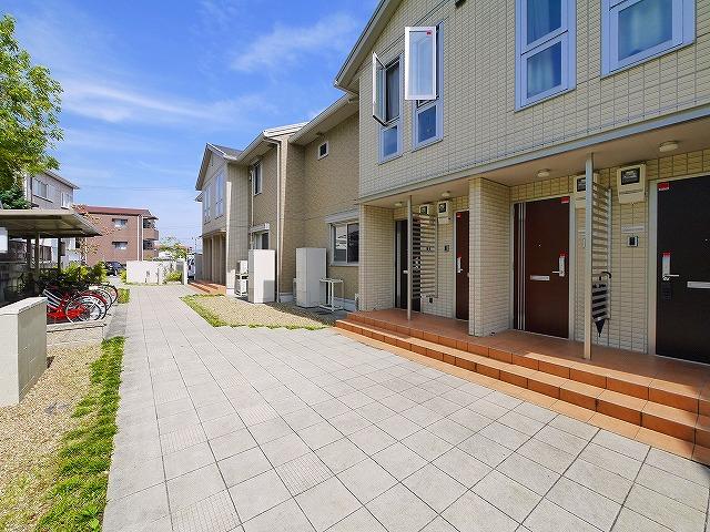 その他共有部分　玄関前は広く清潔感があります