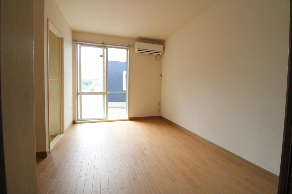 居室・リビング　1Fの南面にリビングがあります！！　エアコン付帯！！