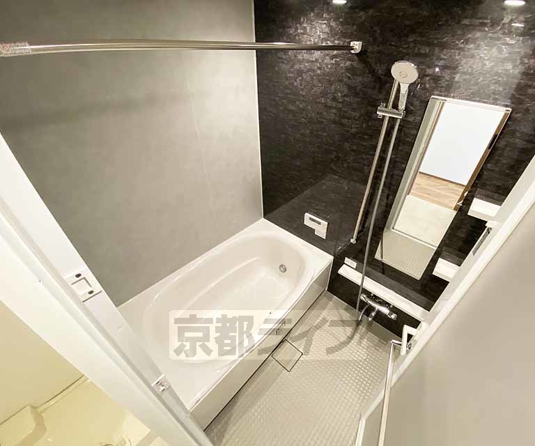 バス・シャワールーム　鏡のある便利なお風呂