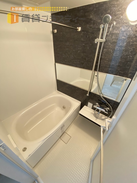 バス・シャワールーム　追い炊き機能・浴室乾燥機能付き。