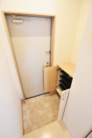 玄関　同物件、別号室の参考写真です。