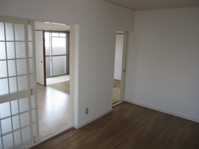 居室・リビング　南にお部屋が面しております