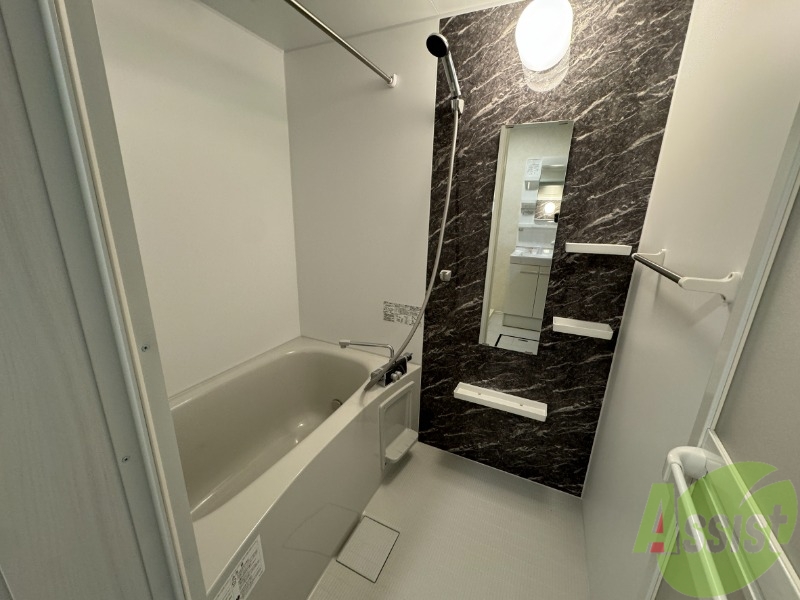 バス・シャワールーム　浴室は広めなのでゆったり落ち着けそうですね。