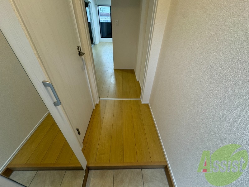 玄関　玄関から撮影しました。明るい印象ですね。