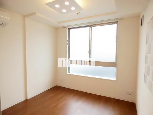 居室・リビング　照明付きのお部屋です