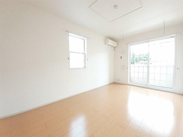 居室・リビング　明るいフローリングフロアです♪