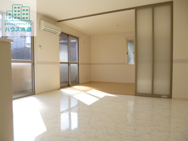 居室・リビング　※同タイプ別号室のお写真です