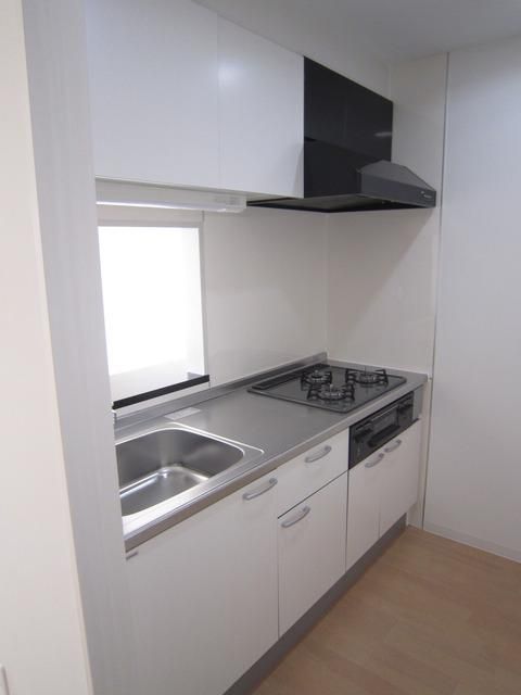 キッチン　３口コンロ、グリル完備のシステムキッチンです