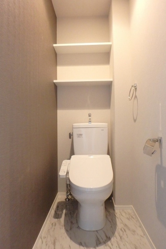 トイレ　他物件参考画像。建具・壁・床色は異なります。現況優先。