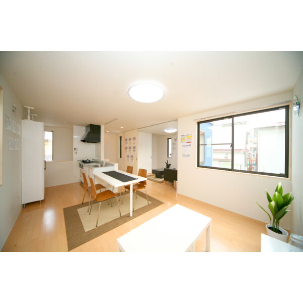 居室・リビング　※新築時、モデル家具での写真です、リフォームあり